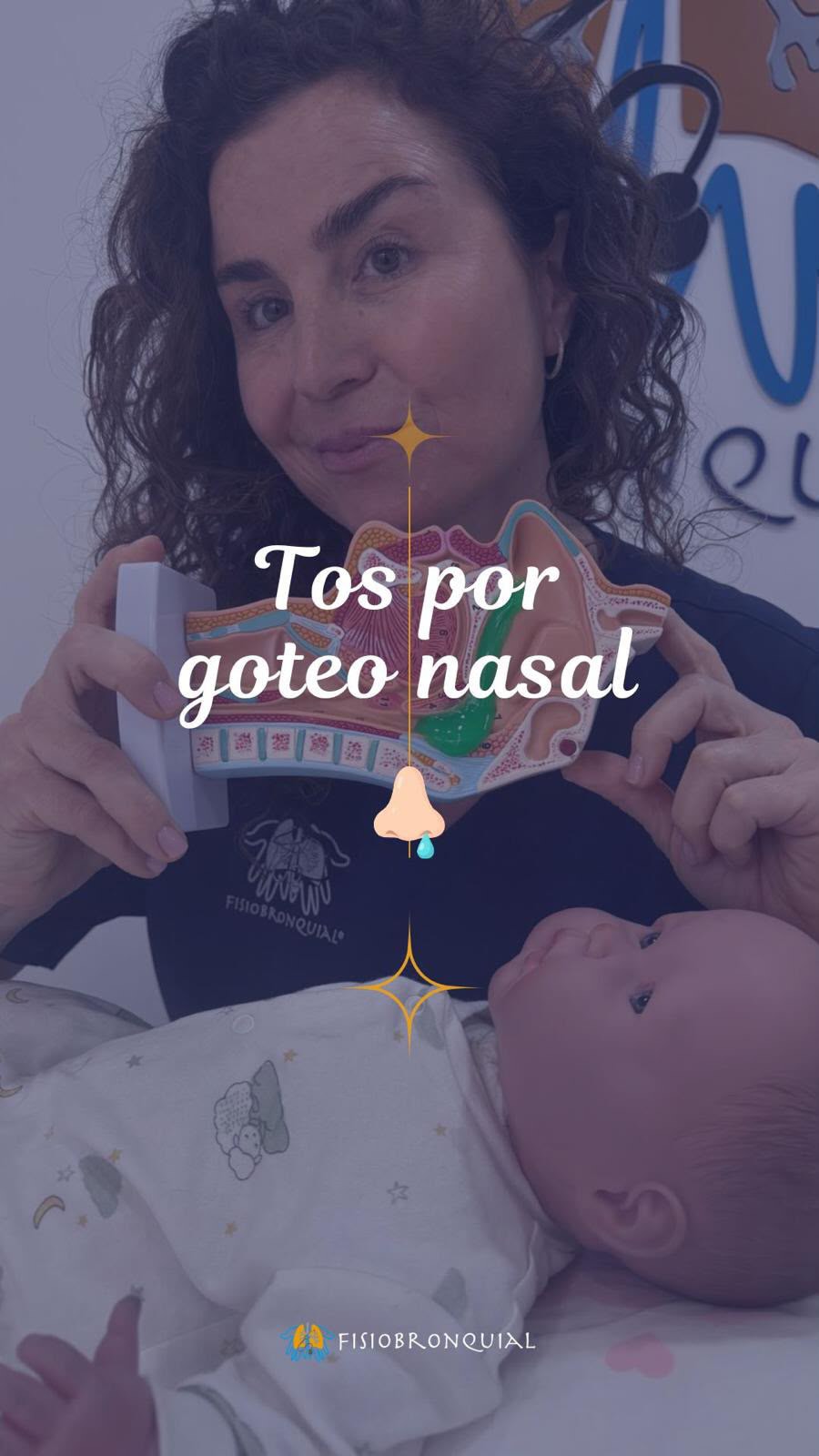 ¿Noches en vela por culpa de la tos? 🐼🥱

Si tú también tienes ojeras de mapache porque tu hijo no para de toser en cuanto toca la almohada, ¡tranquilidad! No es mala suerte, es pura física y anatomía. 🧑‍⚕️👇

En el video te muestro con un modelo anatómico qué pasa exactamente en su garganta cuando se acuesta:

☀️ Durante el día: La gravedad ayuda a que el moco baje o salga de forma natural.

🌙 Al acostarse: La posición horizontal hace que la mucosidad caiga por la parte posterior de la garganta (goteo posnasal). Ese cosquilleo es el que les hace toser para proteger sus pulmones.

❌ La solución no es un jarabe. La clave está en limpiar la vía respiratoria con un buen lavado nasal antes de dormir para arrastrar el moco... ¡Pero también podemos ayudarles incorporándoles! 🛌✨

Aquí tienes el truco definitivo según su edad:

👶 MENORES DE 2 AÑOS:
Coloca un cojín, toallas o una cuña bajo el colchón, o inclina la cuna. Pero recuerda: no demasiado, como máximo 30°.

👧 MAYORES DE 2 AÑOS:
Ya pueden usar una almohada. Si notas que el cuello le queda demasiado flexionado, haz que sus hombros reposen también sobre la almohada.

⚠️ A CUALQUIER EDAD:
Es super importante vigilar que el cuello no quede demasiado flexionado hacia delante, ya que esto haría que respiraran peor.

✏️ ¡Cuéntame si te funciona el truco! Te leo en comentarios!

🔰 Guarda este post para encontrarlo fácilmente cuando lo necesites.

📲 Envíaselo a quien le pueda ayudar.

✅¿QUIERES SABER MÁS? Tenemos un artículo súper completo en nuestro blog firmado por @pediatracontigo_ y aquí te dejo el enlace donde dispondrás de mucha más información 

https://www.fisiobronquial.com/tos-nocturna-ninos-goteo-posnasal/

⚠️Está información es educativa. Consulta siempre con tu médico y fisioterapeuta respiratorio para el tratamiento específico de tu hijo.
 
#TosNocturna #LavadoNasal #Mocos #FisioterapiaRespiratoria #CuidadoInfantil