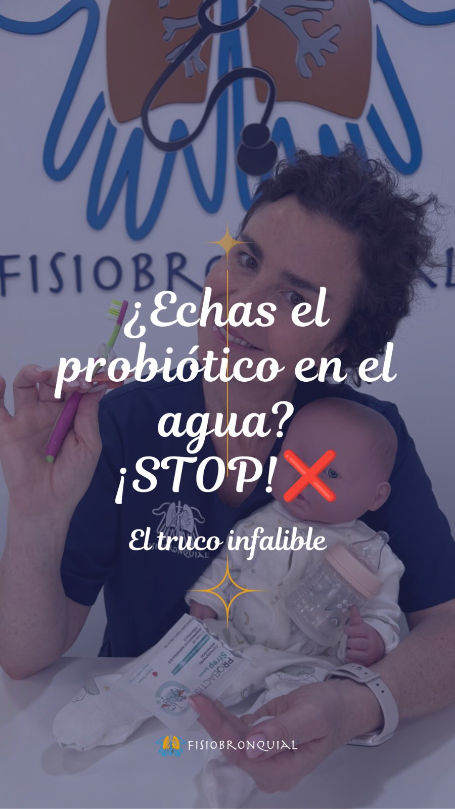 🛑 ¡NUNCA le des PROBACTIS STREP disuelto en un vaso de agua! 🛑 (Si lo haces así, pierde gran parte de su eficacia). 

🦠 Este probiótico orofaríngeo necesita actuar en contacto directo con la mucosa de la boca, no irse directo al estómago con un trago de agua.

Te enseño la forma correcta y súper fácil de administrar Probactis Strep según la edad 👇

👶 Menores de 5 años (Sobres):

1. Vierte el contenido del sobre en un recipiente pequeño.

2. Añade solo 3-4 gotas de agua (unos 0,5 ml) para formar una pastita.
3. Aplica la pasta directamente en las encías del niño usando:
-El chupete
-Un cepillo de dientes suave
-Una cucharita
-Tu dedo bien limpio

👧 Mayores de 5 años y adultos (Pastillas para chupar):

Se dejan disolver despacio en la boca.
¡Nada de masticar ni tragar de golpe!

💡 LA CLAVE DE ORO: El probiótico debe permanecer en la mucosa el mayor tiempo posible sin comer ni beber nada justo después.

🌙 ¿El mejor momento? Por la noche, tras el cepillado.

⚠️ OJO si toma biberón o pecho por la noche: La leche “arrastrará” el probiótico. En ese caso, dáselo antes de la siesta o espera 1-2 horas tras la toma nocturna.

📌 Guarda este Reel para acordarte de la receta de la pastita cuando os toque tomarlo.

✈️ Compártelo con otros papás y mamás que usen Probactis Strep en casa.

#ProbactisStrep #saludinfantil #probioticos #fisioterapiapediatrica #saludrespiratoria